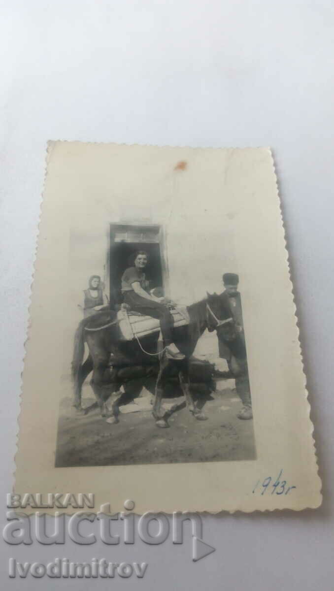 Φωτογραφία Άνδρες και Γυναίκες σε Γάιδαρο 1943