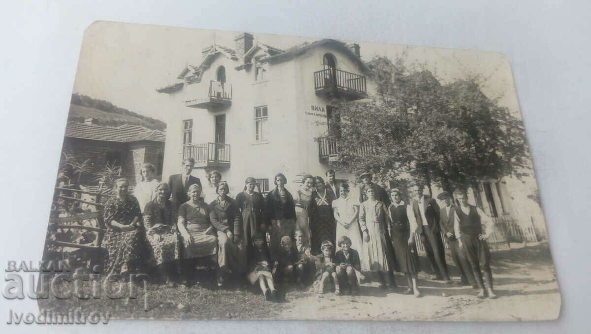 Photo Men women and children in front of VILLA Stanko N. Angelov
