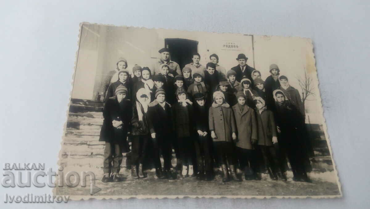 Снимка Мъже жени и деца пред хижа РОДОПА
