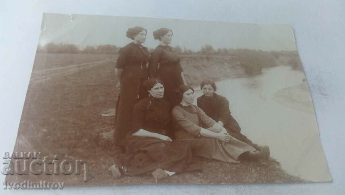 Φωτογραφία Πέντε νεαρές γυναίκες δίπλα στο ποτάμι