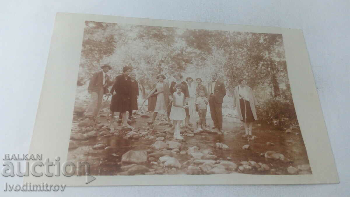 Снимка Мъже жени и деца на потока