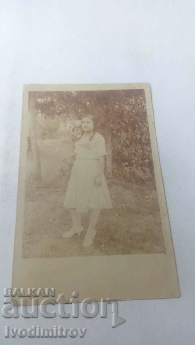 Photo Young girl in a white dress