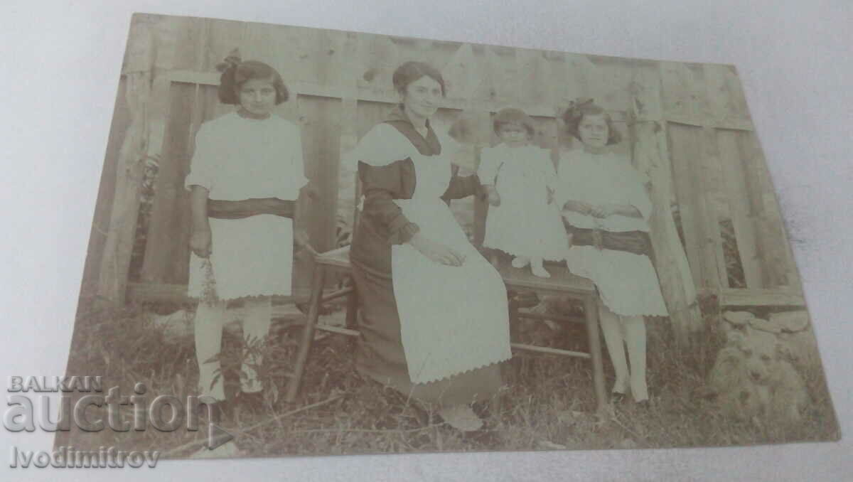 Foto Femeie și trei fete în curtea casei sale 1919