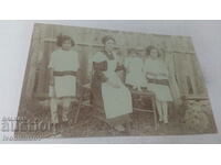 Снимка Жена и три момичета в двора на къщата си 1919