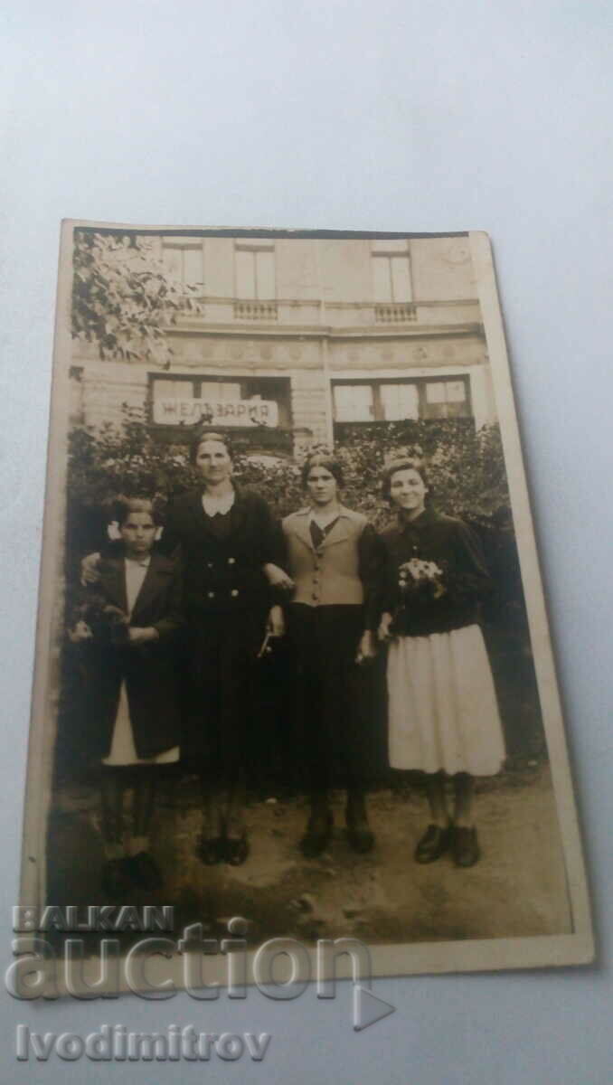 Снимка Три жени и момиче пред ЖЕЛЕЗАРИЯ