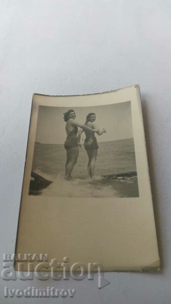 Photo Two young women in the sea