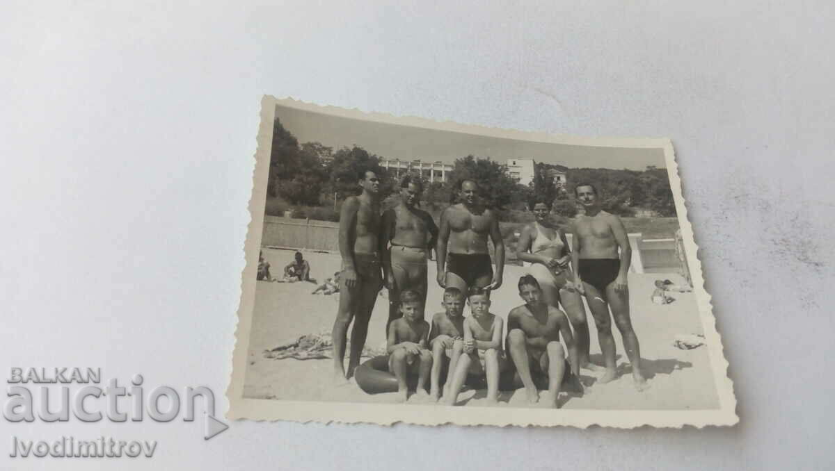 Снимка Четирима мъже жена и деца на плажа