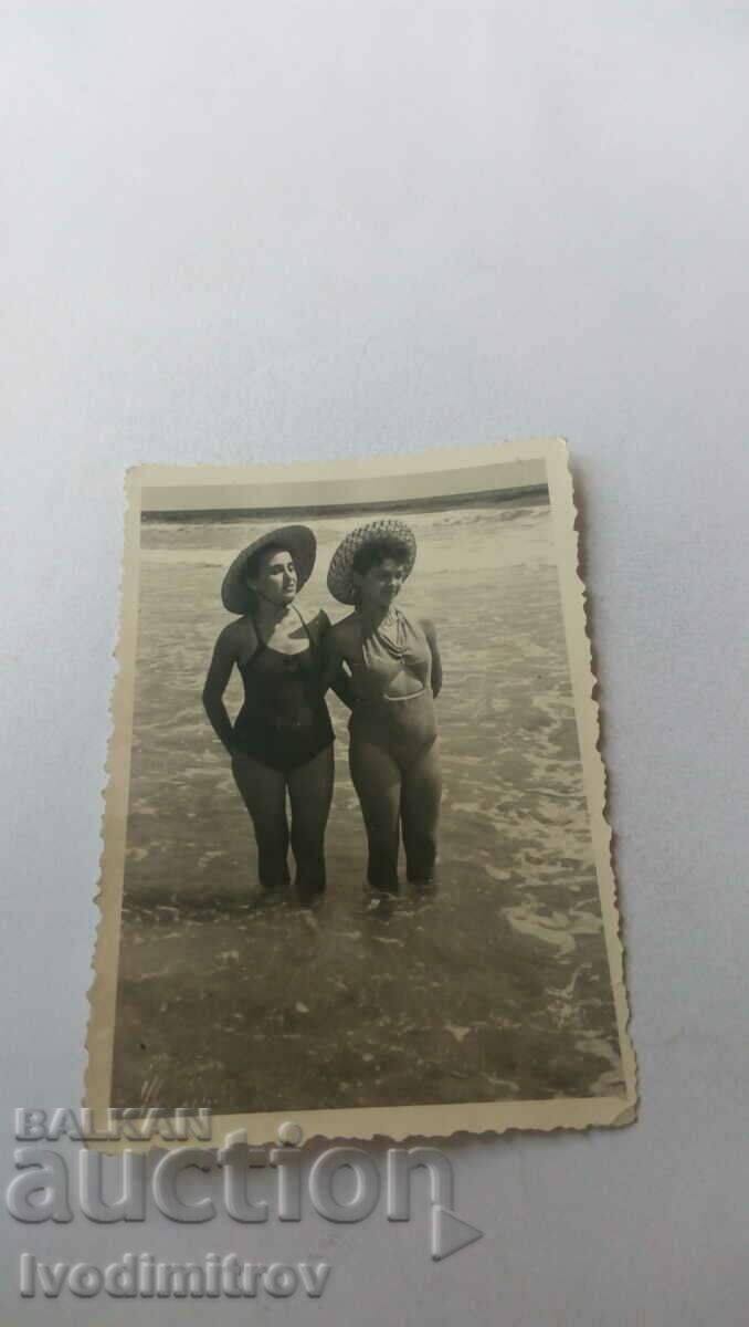 Fotografie Două tinere pe plajă