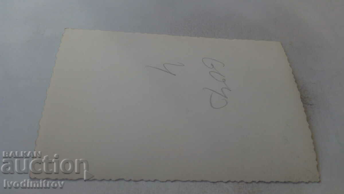 Fotografie cu proaspăt căsătoriți cu prietenii lor cu preț € 0.74 | 1.45 BGN