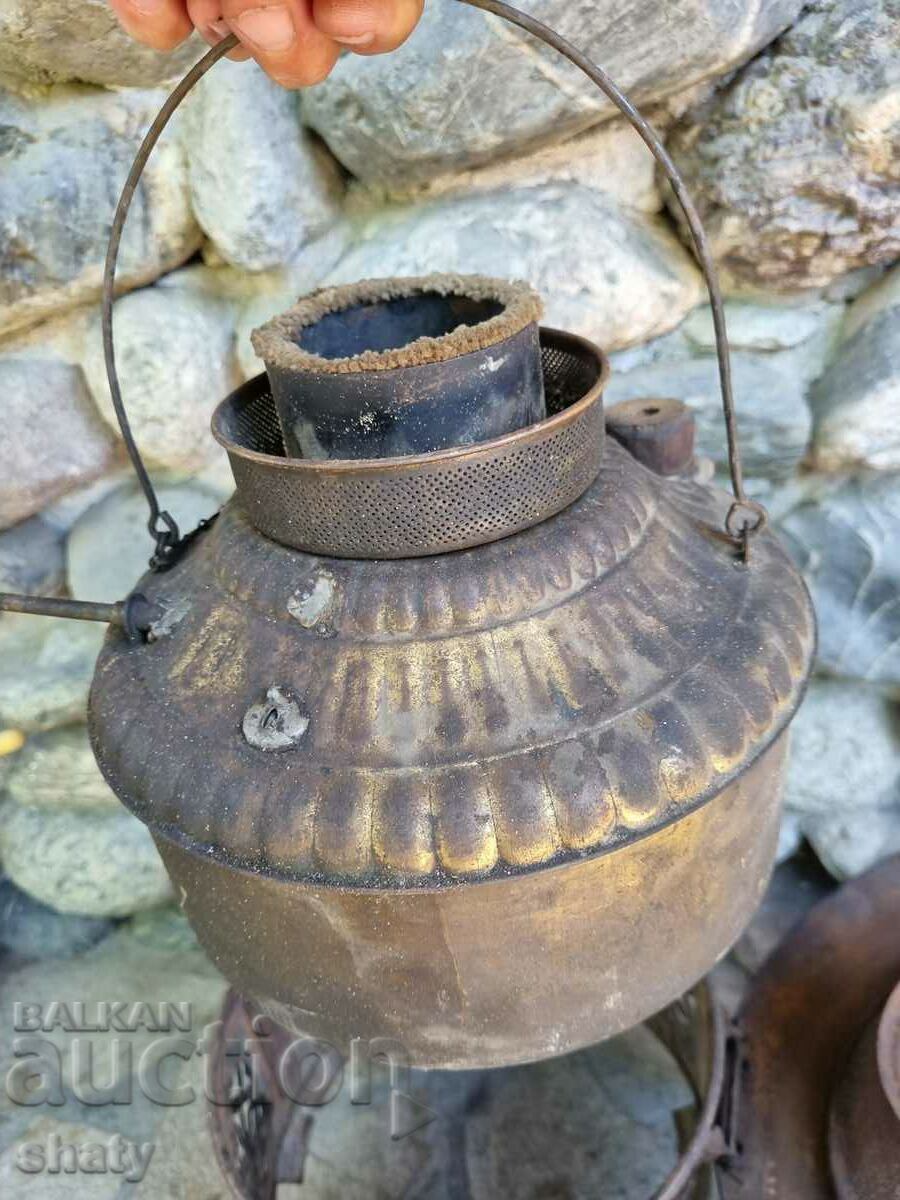 Παράδοση Παλιά σόμπα αερίου και λάμπα