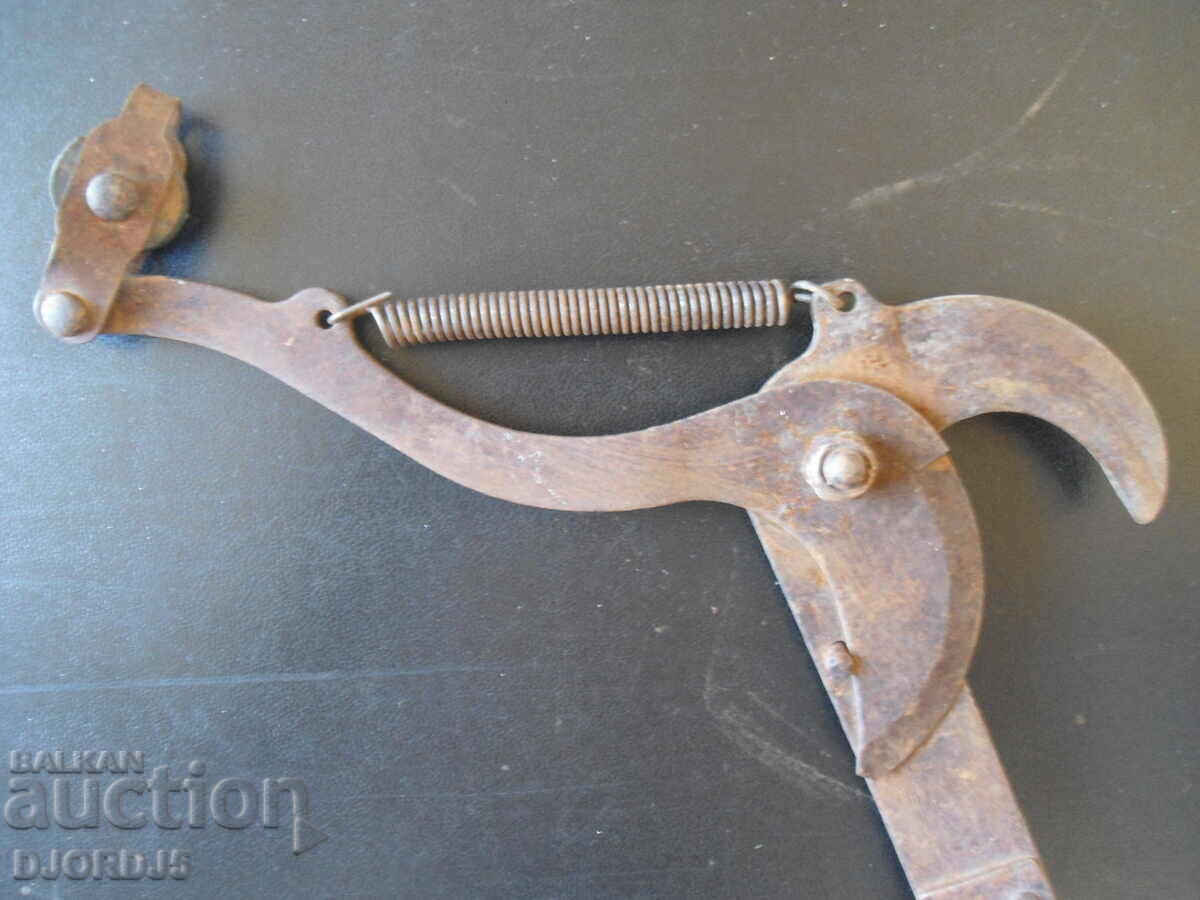 Old pruning shears. with price 5.00 BGN | € 2.56 Old pruning shears. with price 5.00 BGN | € 2.56