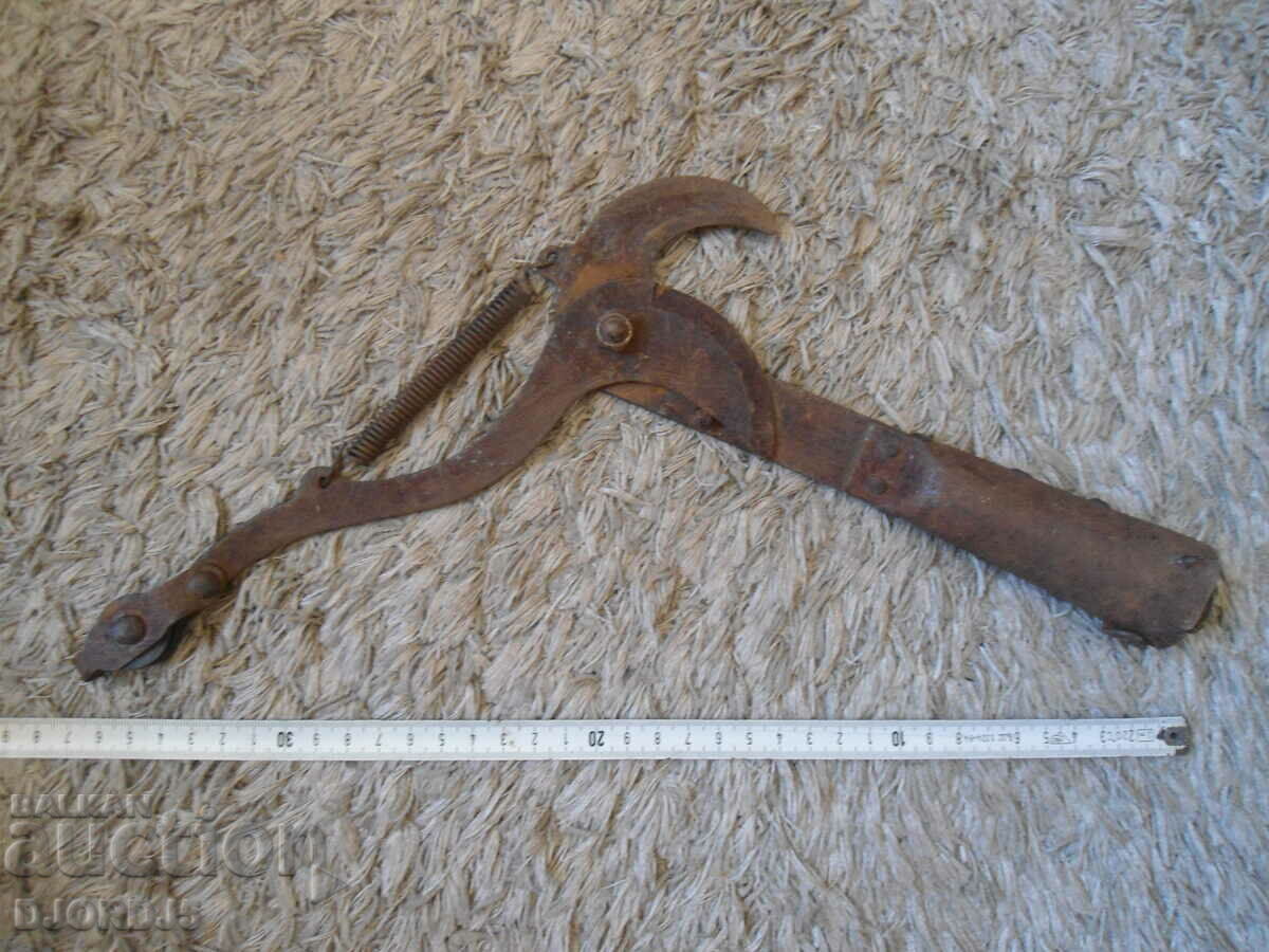 Delivery of Old pruning shears. Delivery of Old pruning shears.