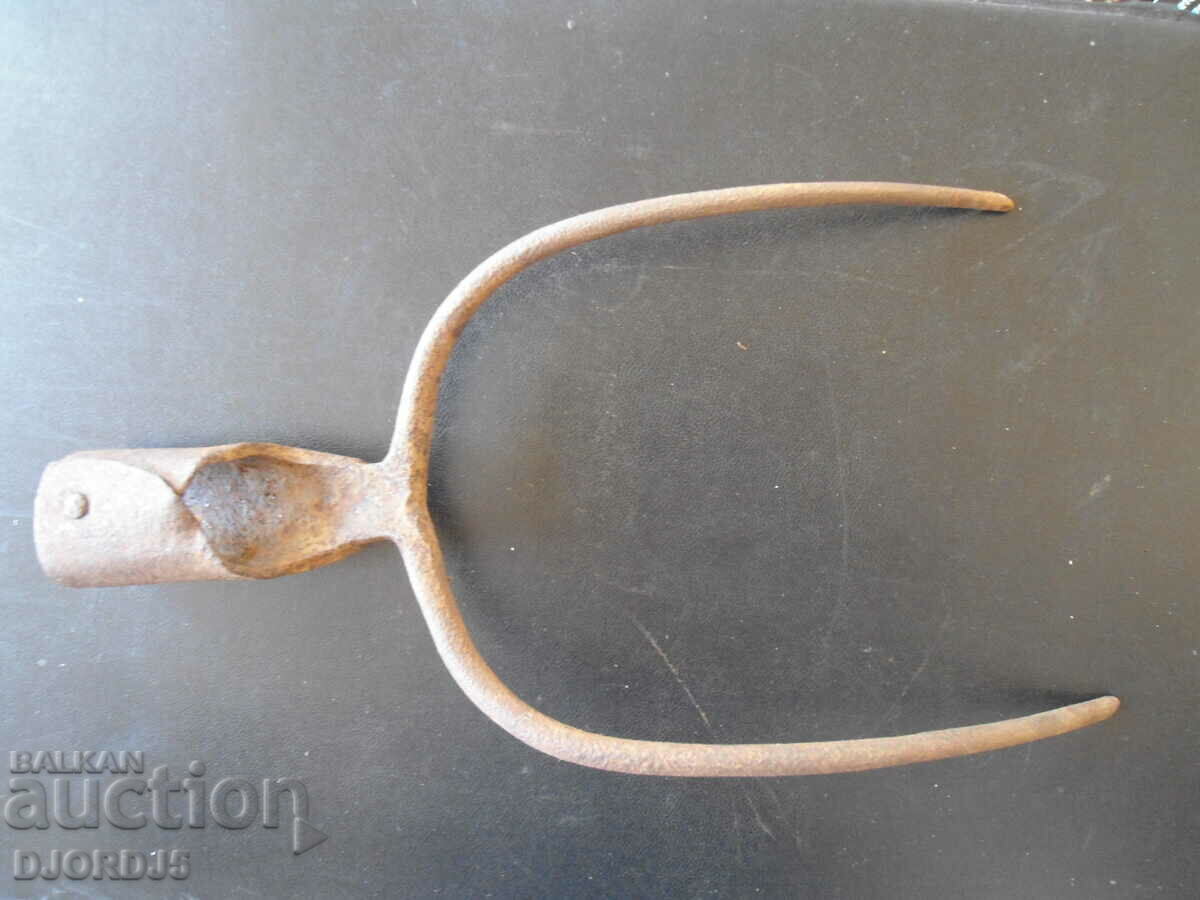 Δημοπρασία Παλιά αγροτικά εργαλεία, βίλα, δίκερη