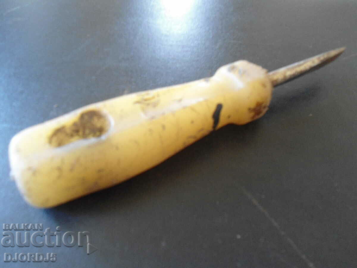 Auction An old screwdriver Auction An old screwdriver