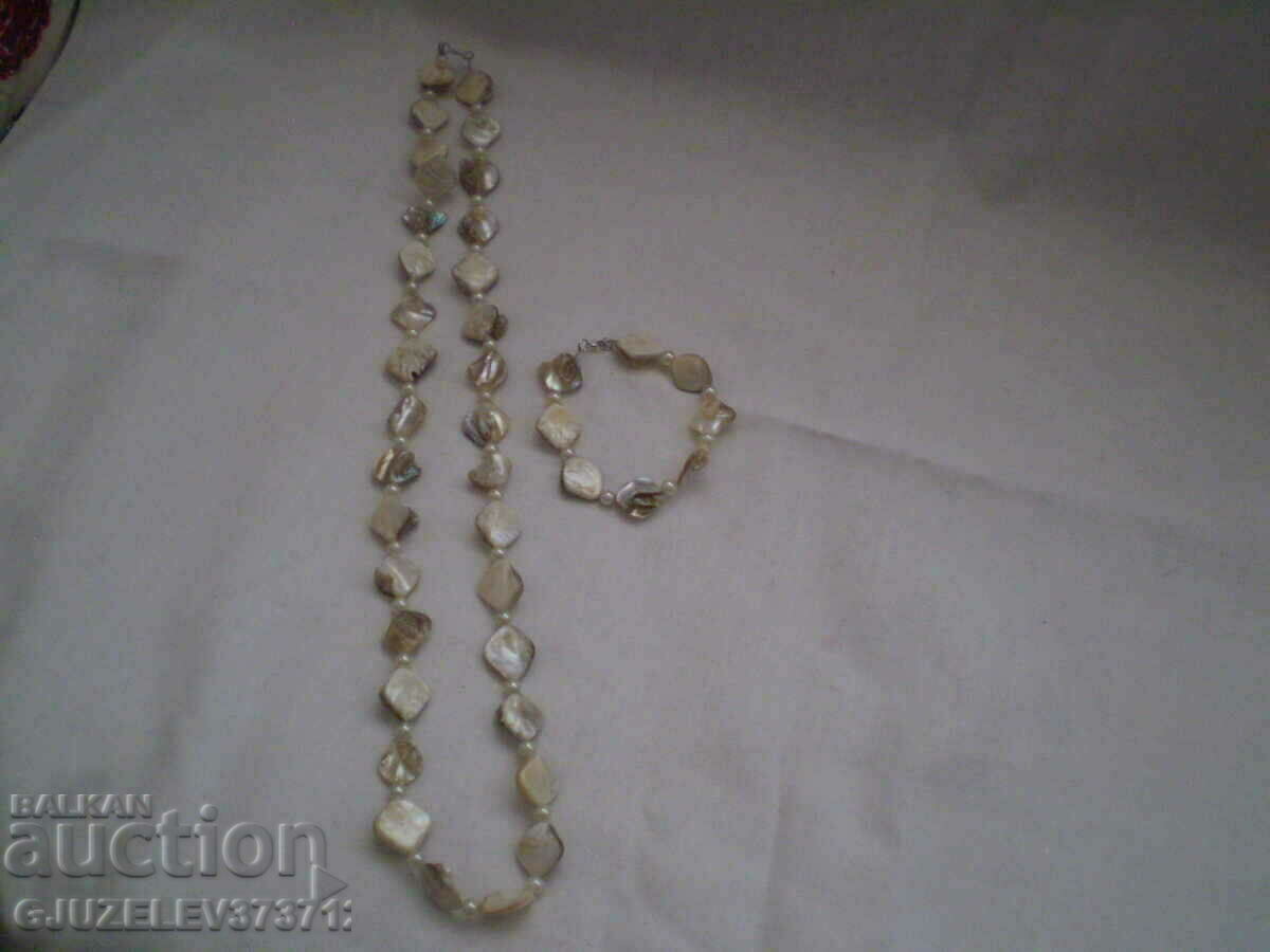 retro old set necklace and bracelet necklace of pearls and mother of pearl with price 45.00 BGN | € 23.01 retro old set necklace and bracelet necklace of pearls and mother of pearl with price 45.00 BGN | € 23.01