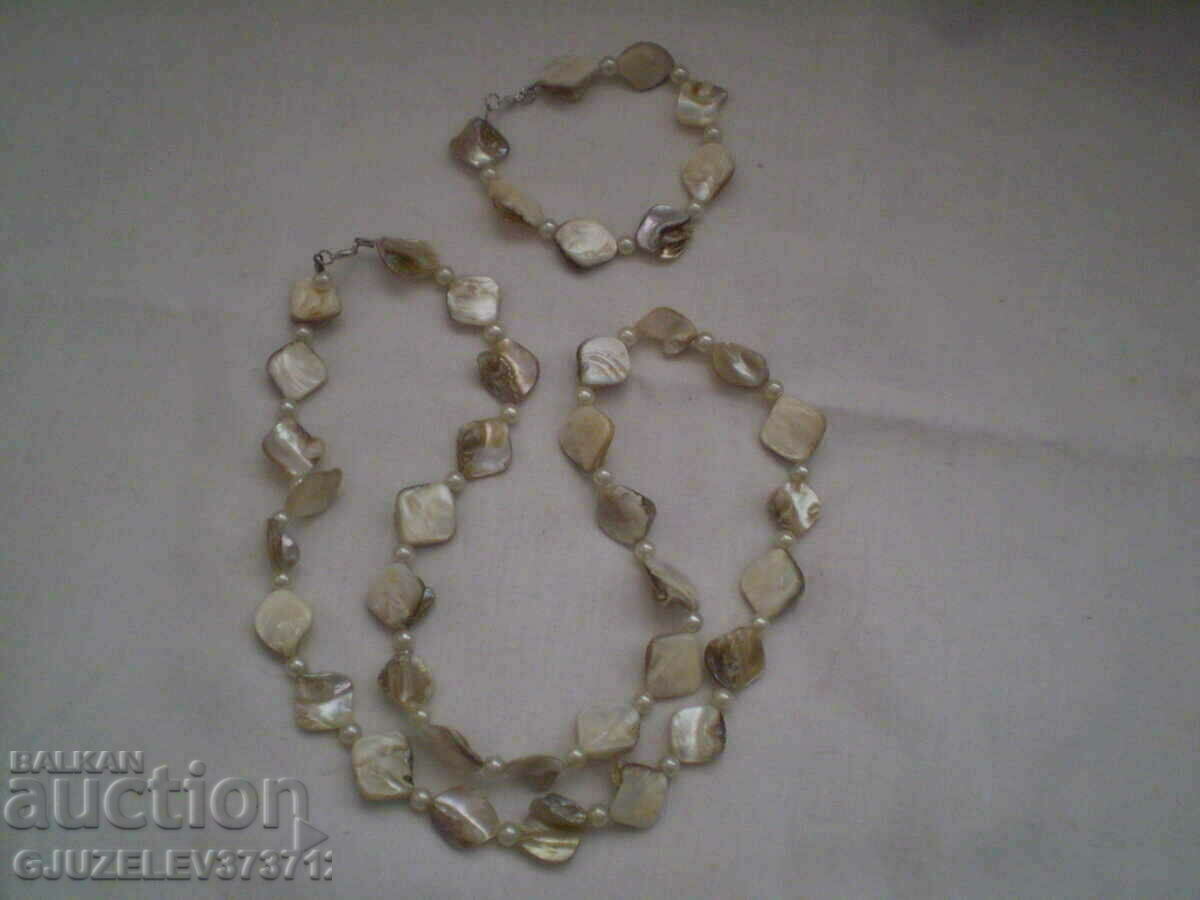 Auction retro old set necklace and bracelet necklace of pearls and mother of pearl Auction retro old set necklace and bracelet necklace of pearls and mother of pearl