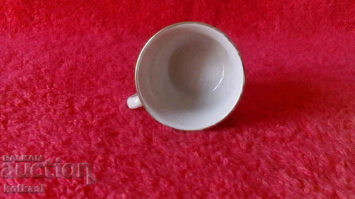 Delivery of Old small porcelain cup with gold edging Delivery of Old small porcelain cup with gold edging
