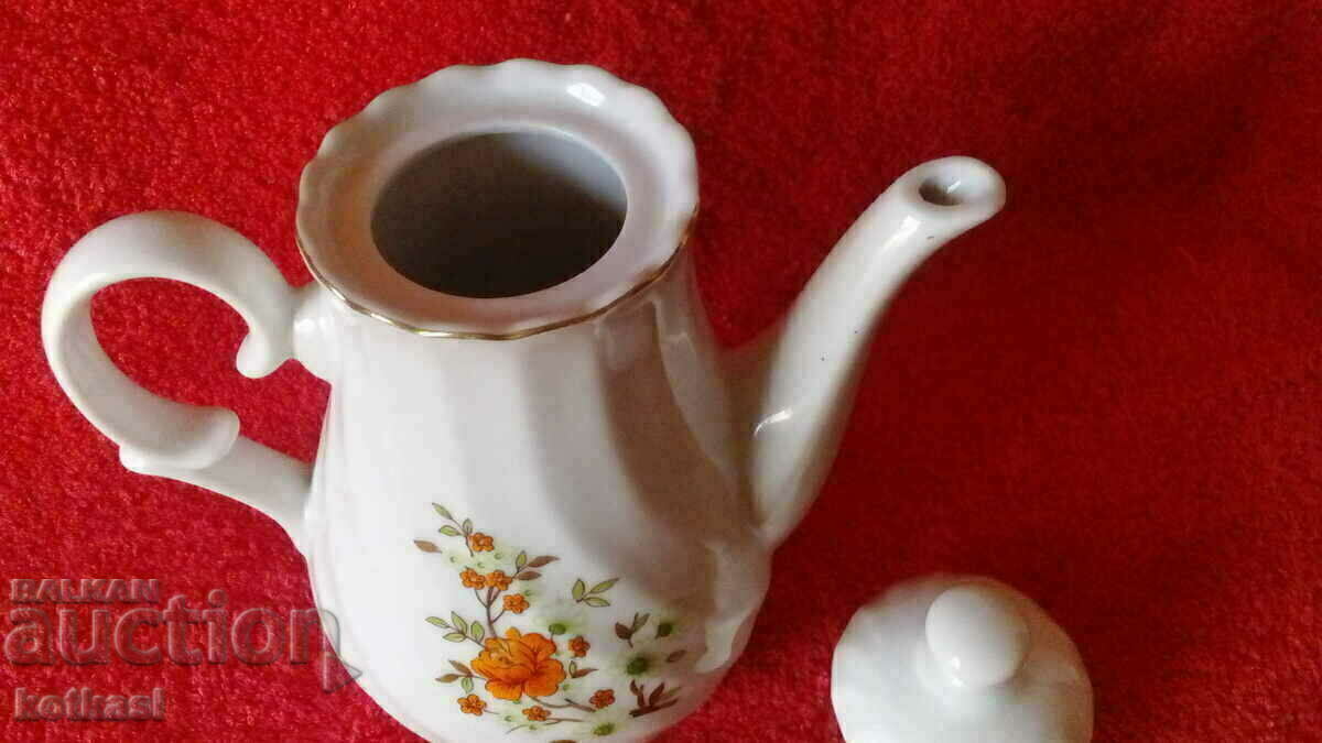 Delivery of Old social porcelain jug marked with gold edging Delivery of Old social porcelain jug marked with gold edging
