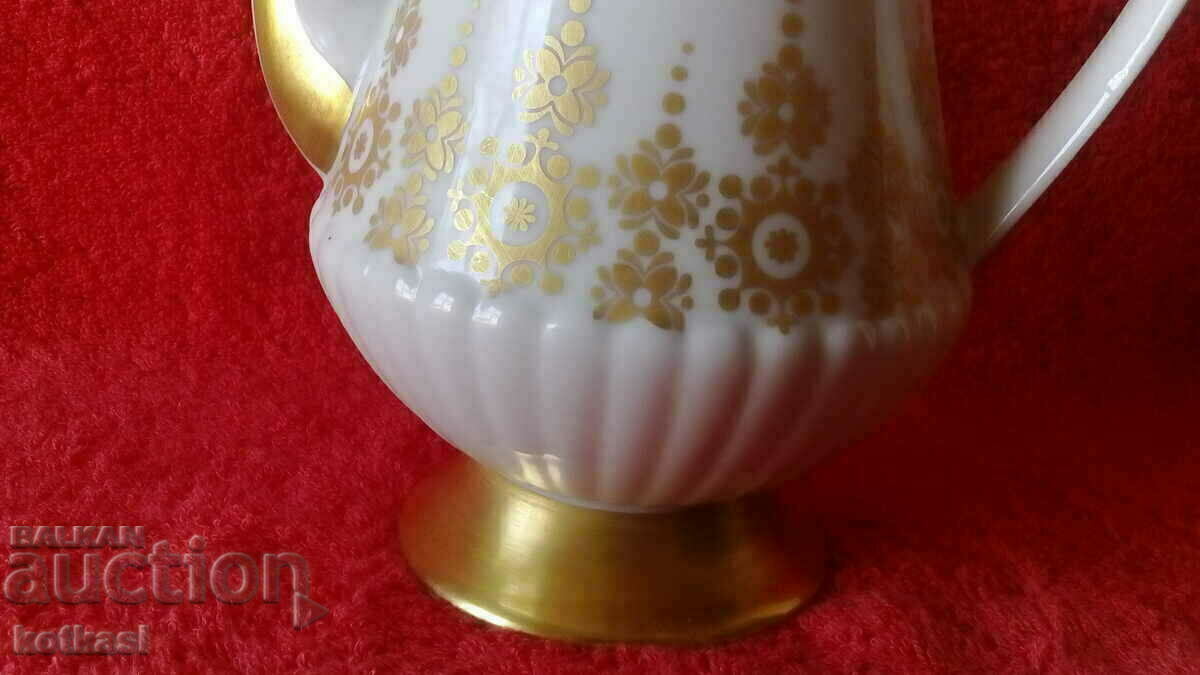 Urcior veche din porțelan social aurit marcat cu preț 45.50 BGN | € 23.26 Urcior veche din porțelan social aurit marcat cu preț 45.50 BGN | € 23.26