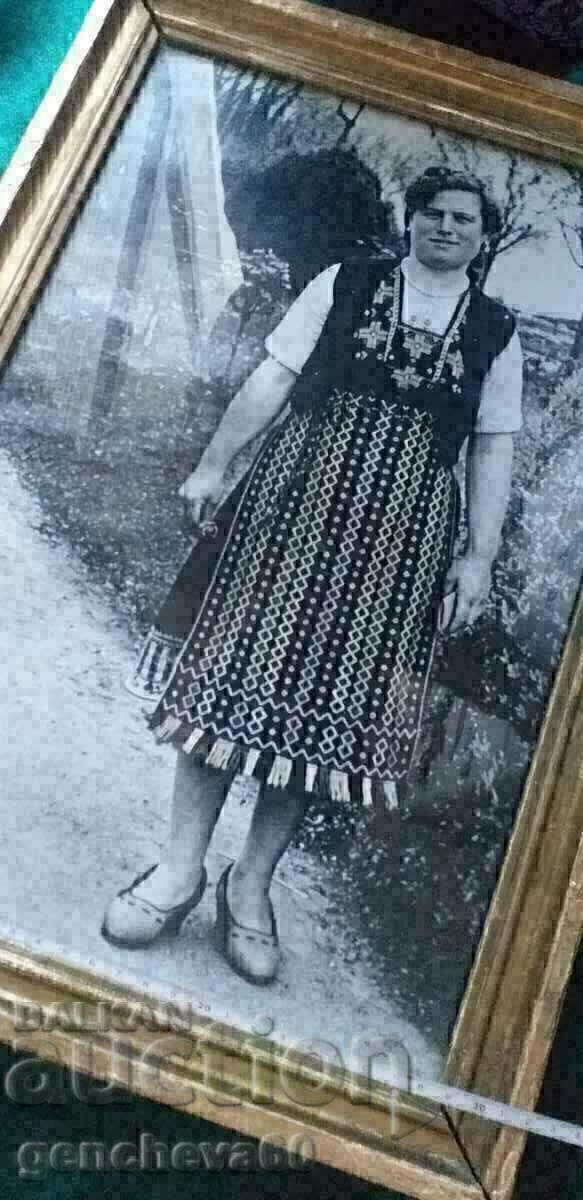 Fotografie mare înrămată a unei femei în costum popular cu preț € 15.00 | 29.34 BGN Fotografie mare înrămată a unei femei în costum popular cu preț € 15.00 | 29.34 BGN