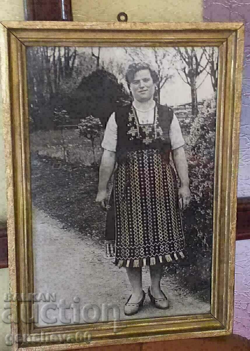 Licitație Fotografie mare înrămată a unei femei în costum popular Licitație Fotografie mare înrămată a unei femei în costum popular