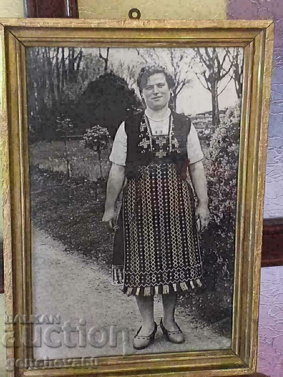 Livrarea Fotografie mare înrămată a unei femei în costum popular Livrarea Fotografie mare înrămată a unei femei în costum popular