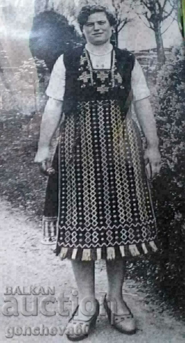 Μεγάλο πλαίσιο φωτογραφίας γυναίκας με λαϊκή φορεσιά - 5