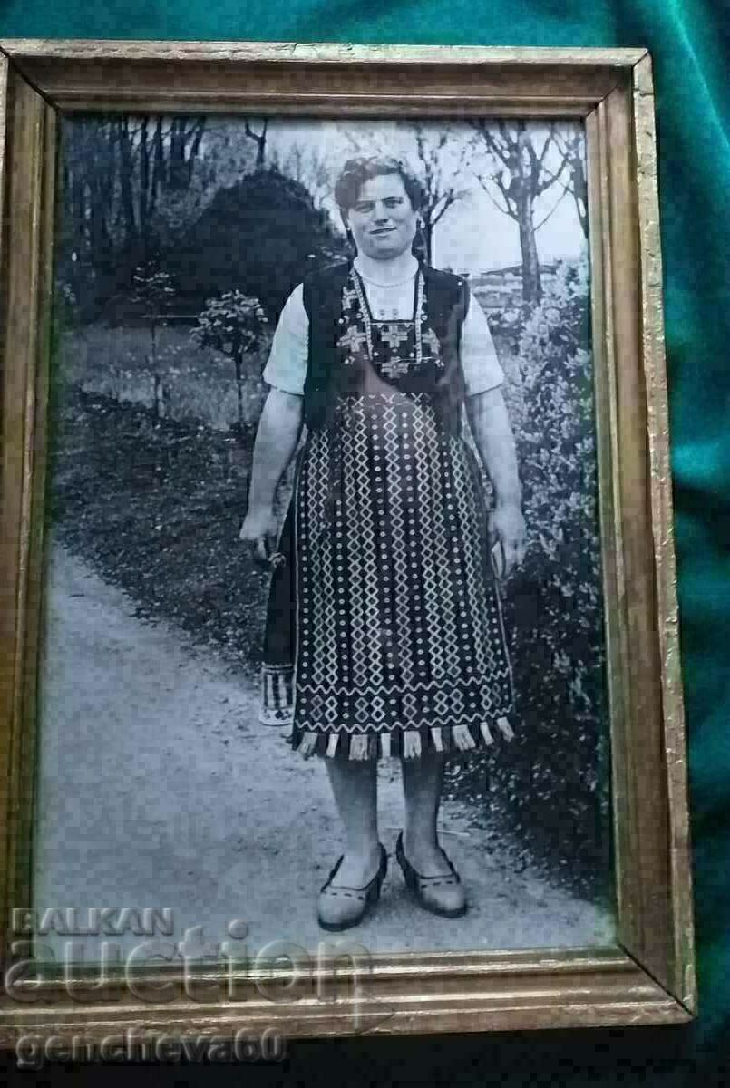 Fotografie mare înrămată a unei femei în costum popular - 6 Fotografie mare înrămată a unei femei în costum popular - 6
