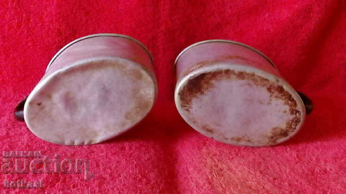 Delivery of Lot of two old aluminum vessels, jugs