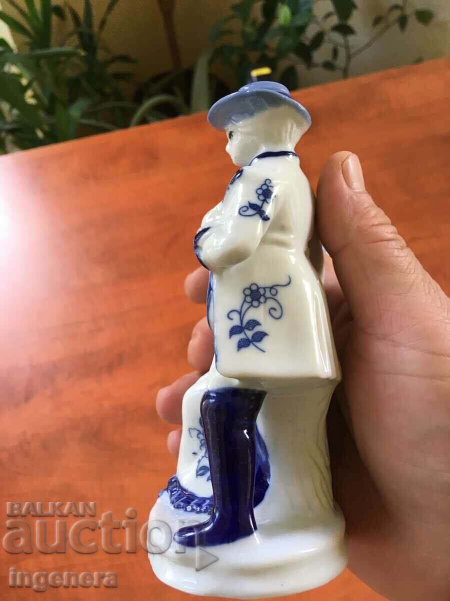 OLD ENGLAND PORCELAIN FIGURE STATUETTE - 5 OLD ENGLAND PORCELAIN FIGURE STATUETTE - 5