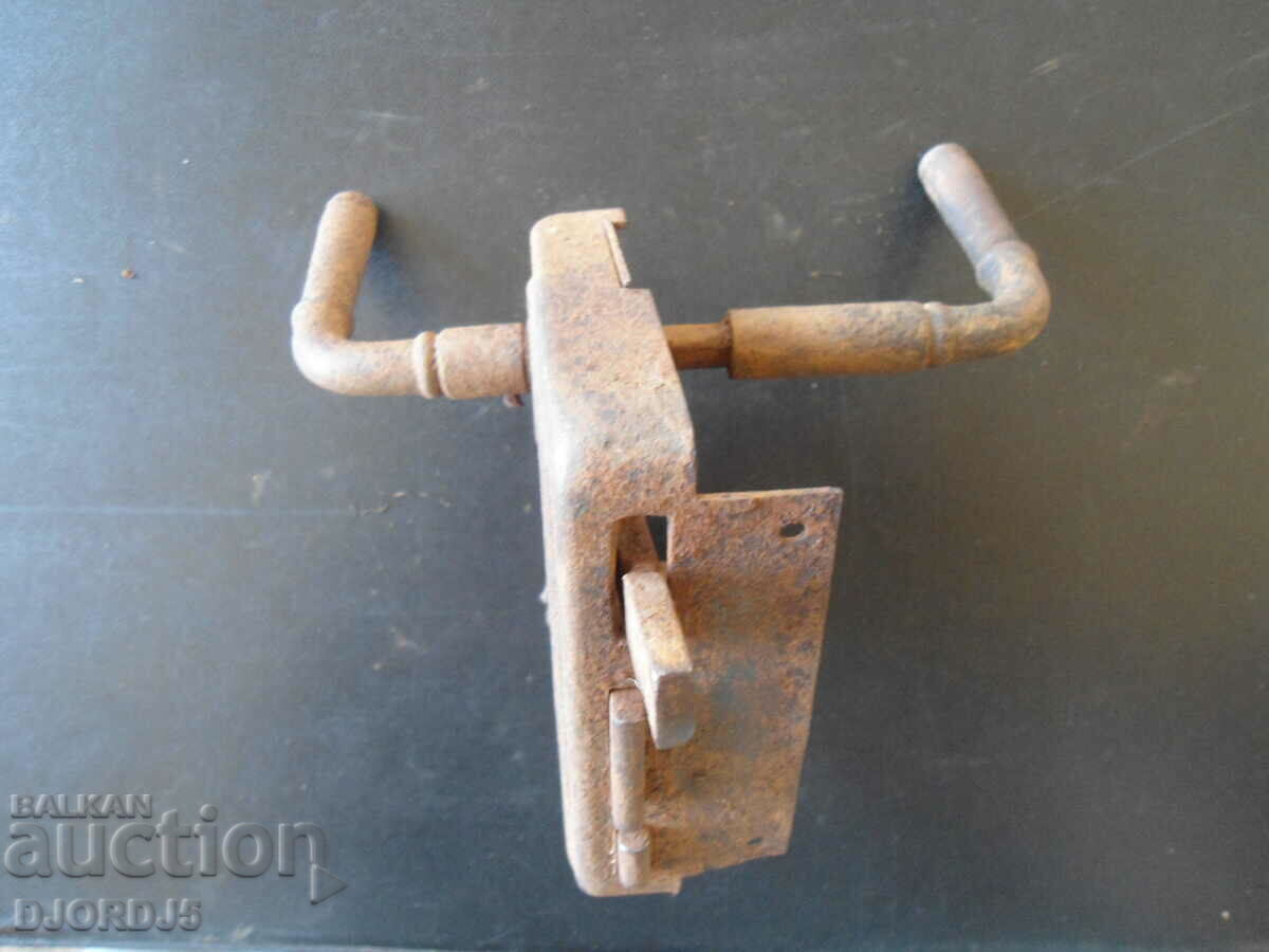 Old lock, acting with price 7.00 BGN | € 3.58 Old lock, acting with price 7.00 BGN | € 3.58