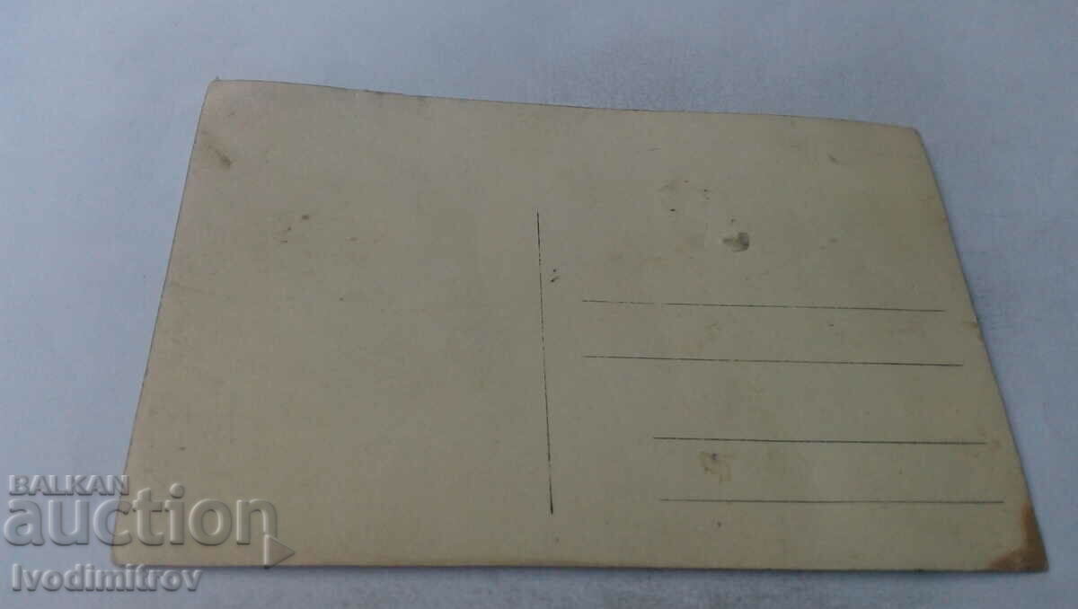 Fotografie Bărbați, femei și copii de-a lungul râului cu preț 2.35 BGN | € 1.20 Fotografie Bărbați, femei și copii de-a lungul râului cu preț 2.35 BGN | € 1.20