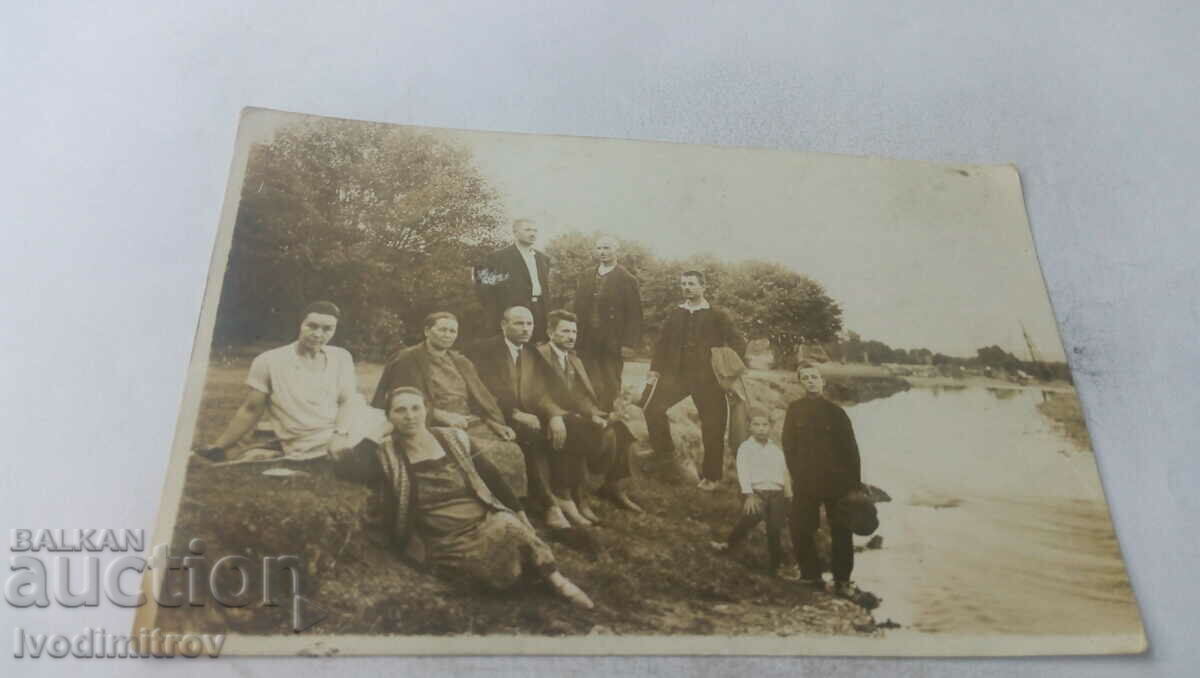 Φωτογραφία Άνδρες γυναίκες και παιδιά κατά μήκος του ποταμού