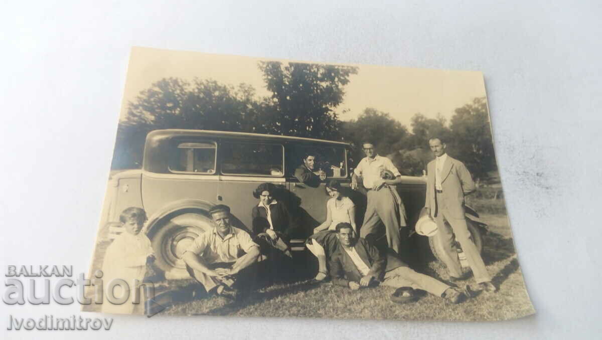 Снимка Мъже жени и момченце с ретро автомобил на излет
