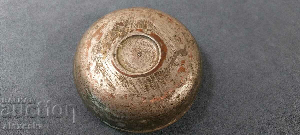 Auction Old tin bowl Auction Old tin bowl
