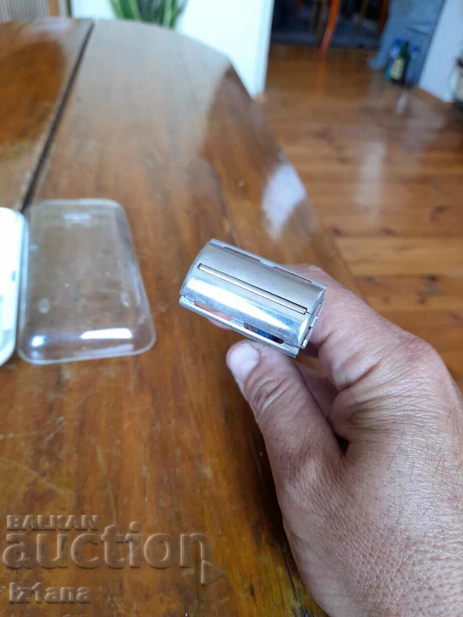 Delivery of Old razor Gillette Delivery of Old razor Gillette