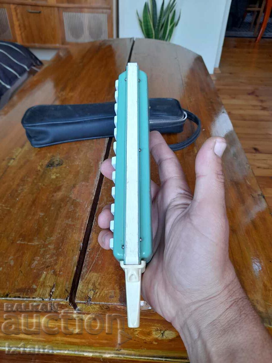 Delivery of Old children's musical instrument Delivery of Old children's musical instrument