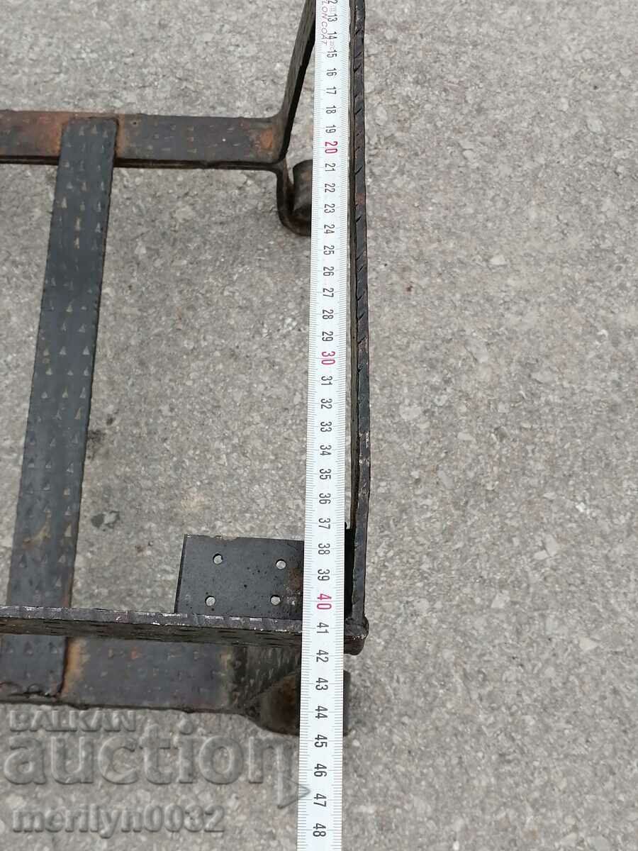 Παράδοση Τραπέζι από σφυρήλατο σίδερο χωρίς επάνω μέρος από σφυρήλατο σίδερο Παράδοση Τραπέζι από σφυρήλατο σίδερο χωρίς επάνω μέρος από σφυρήλατο σίδερο