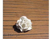 Παλιά βουλγαρική πορσελάνινη καρφίτσα λουλούδι τριαντάφυλλο από πορσελάνη