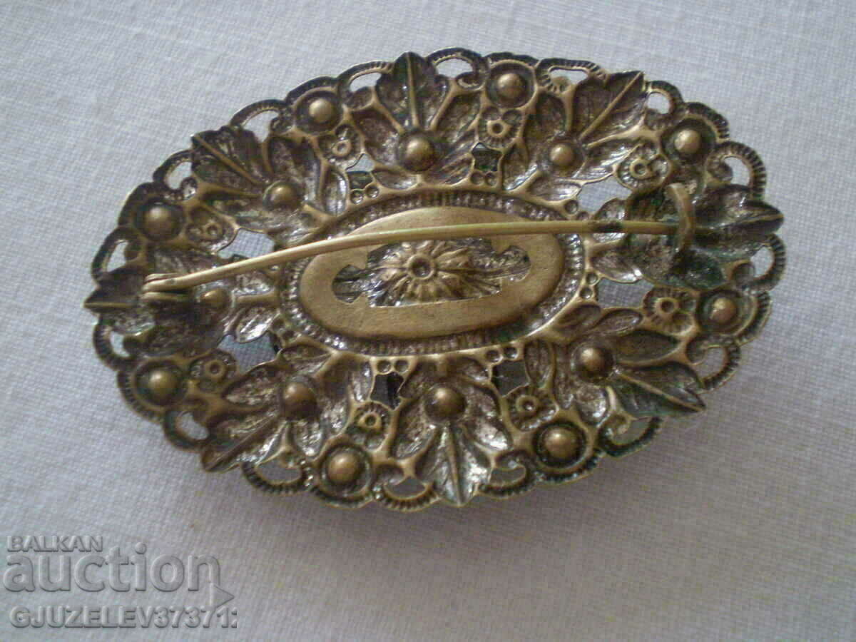 Delivery of Old Ladies' Brooch with blue zircons Delivery of Old Ladies' Brooch with blue zircons