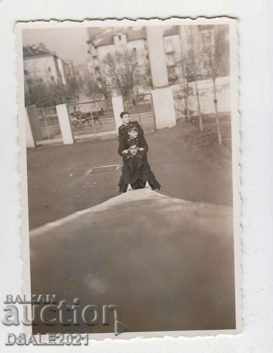 София снимка 1942 ВСВ улица, ученици с униформа