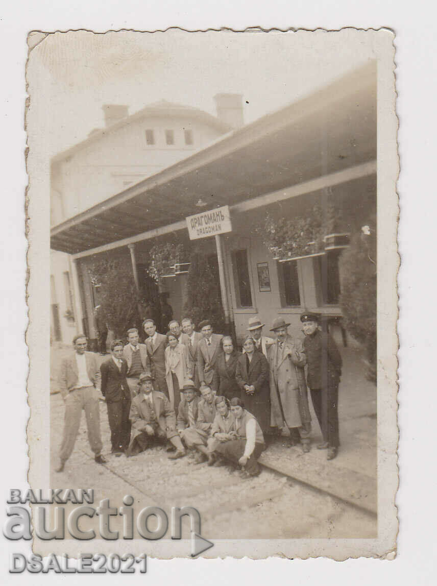 Fotografie din Bulgaria oameni din anii 1930 la peronul stației Dragoman