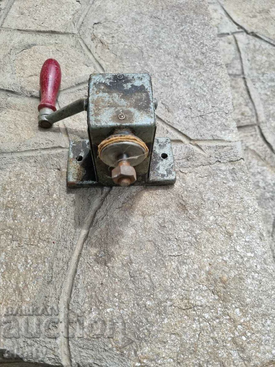 Auction Old manual grinder Auction Old manual grinder
