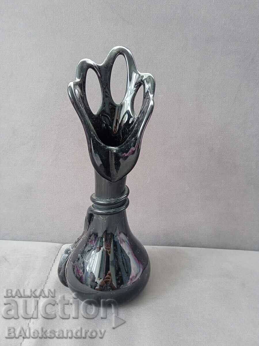 Vaza de sticlă neagră