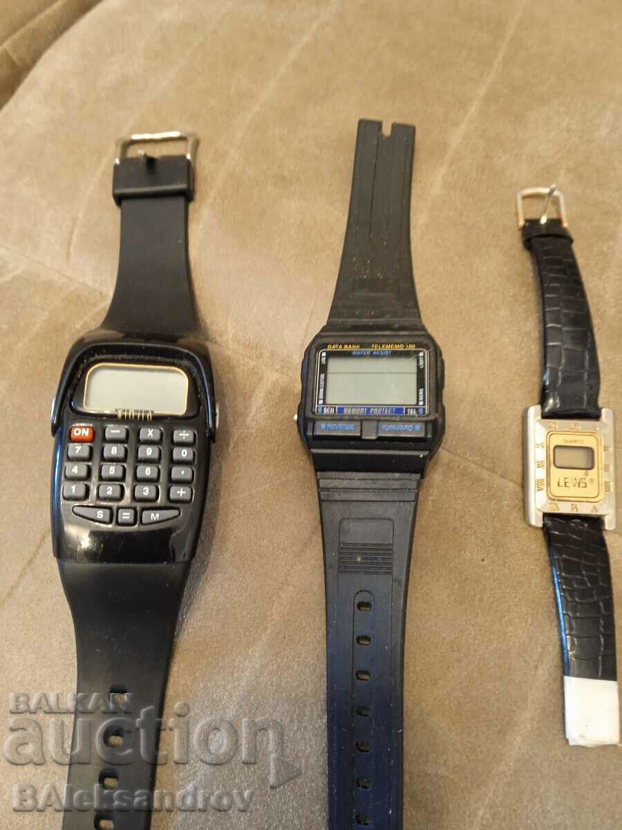 O mulțime de ceasuri electronice vechi