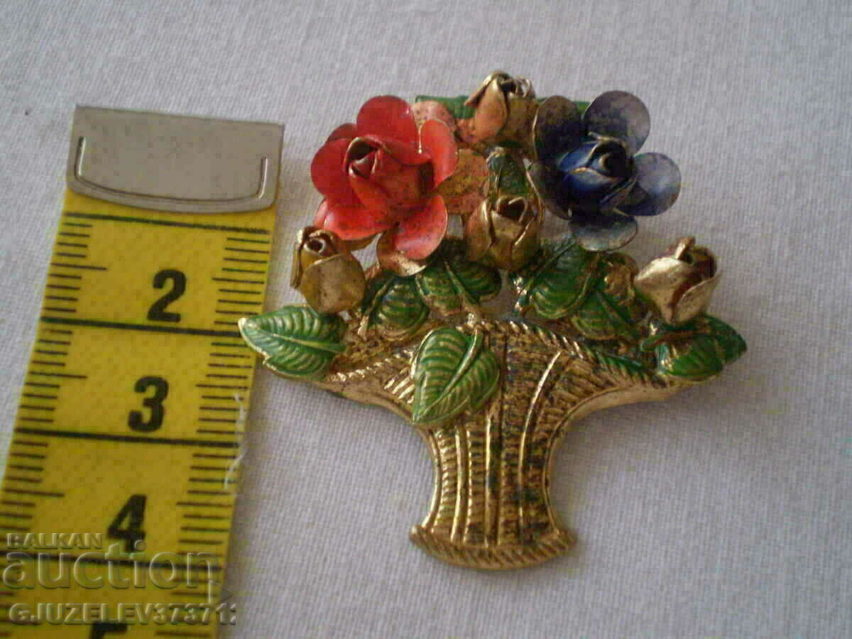 Доставка на Винтич брошка кошница с цветя Доставка на Винтич брошка кошница с цветя