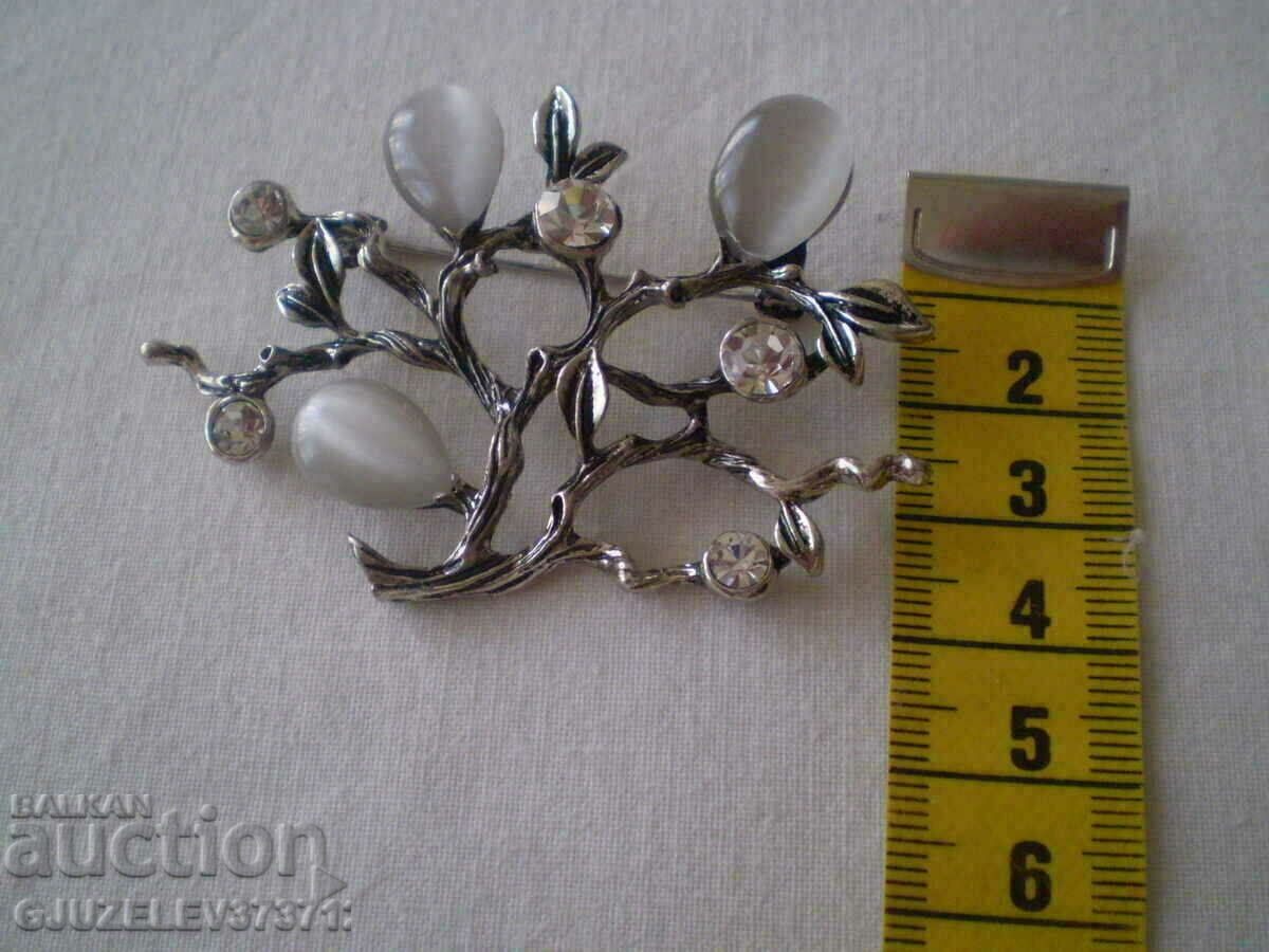 Auction  Beautiful craftsmanship and quality of crystal and mother-of-pearl brooch