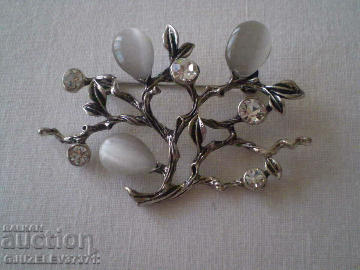 Delivery of Beautiful craftsmanship and quality of crystal and mother-of-pearl brooch