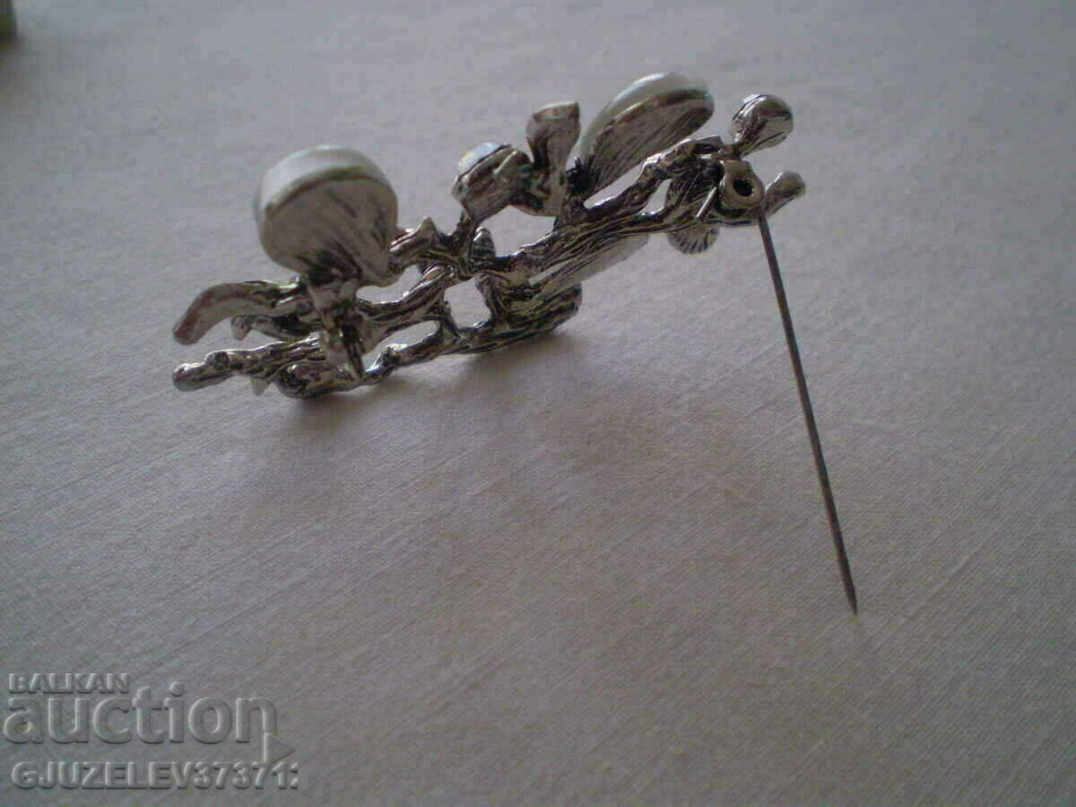 Beautiful craftsmanship and quality of crystal and mother-of-pearl brooch - 5