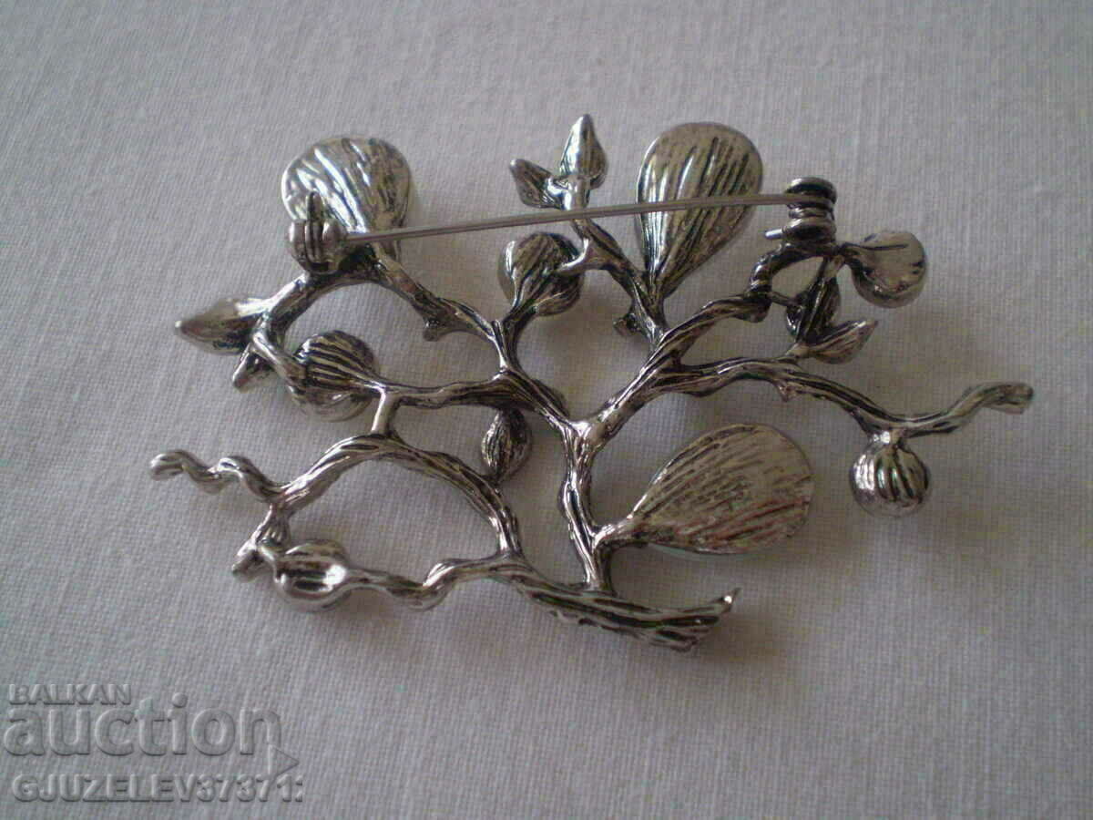 Beautiful craftsmanship and quality of crystal and mother-of-pearl brooch - 6